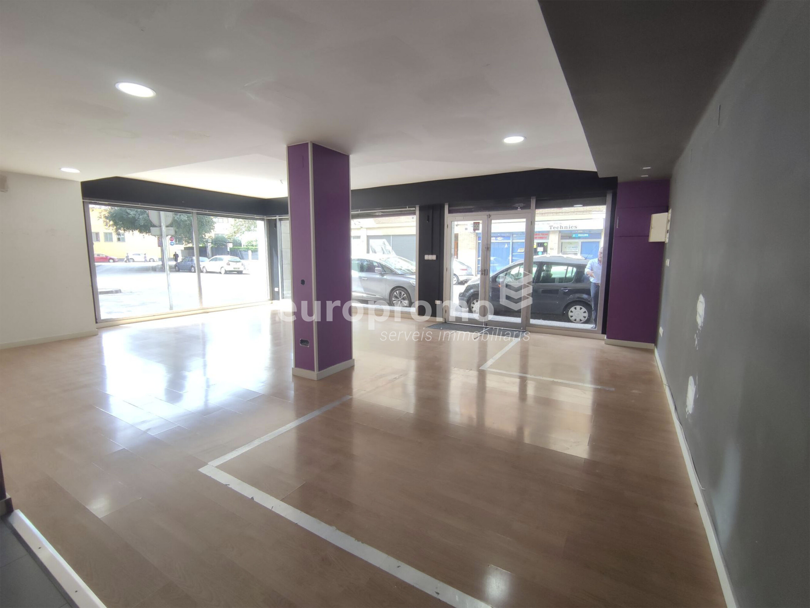 Local esquinero de 76m2 con 14 metros lineales de fachada situado en la zona  en Santa Eugènia
